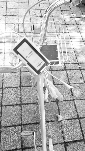 車把中間有手機充電支架，下方連接著3根充電線。