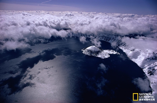 火山口湖國(guó)家公園，俄勒岡州攝影：Sam Abell，國(guó)家地理創(chuàng)意版