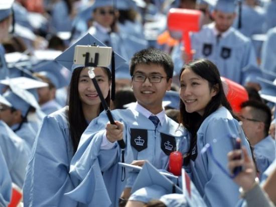 2015年5月20日，幾名中國留學(xué)生在美國哥倫比亞大學(xué)第261屆畢業(yè)典禮上自拍。約15000名畢業(yè)生參加了當(dāng)天的儀式，其中包括近600名中國學(xué)生。新華社記者王雷攝