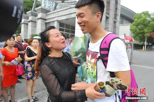 資料圖：家長給考生送上鮮花。王康明 攝