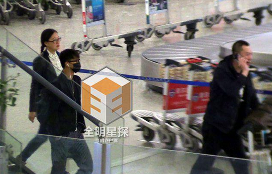 韓庚現(xiàn)身機(jī)場(chǎng)。