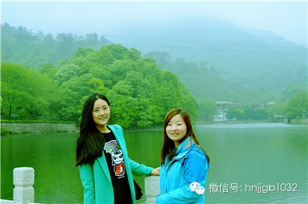 奧斯卡汽車影城的美女和這個風(fēng)景融入的真好啊，有木有？！