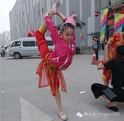先練練功，為一會(huì)兒的演出做準(zhǔn)備