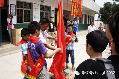 在莊嚴(yán)肅穆的國歌聲中，五星紅旗冉冉升起。學(xué)校的全體師生、愛心車隊(duì)的全體成員，共同經(jīng)歷了一次特殊的升旗