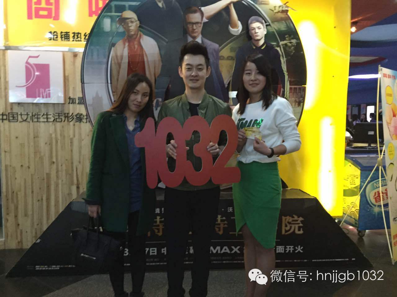 傳說中的Johnny終于現(xiàn)身啦！還是美女魅力大哦。帥哥美女好養(yǎng)眼，小編忍不住要多看幾眼呢。