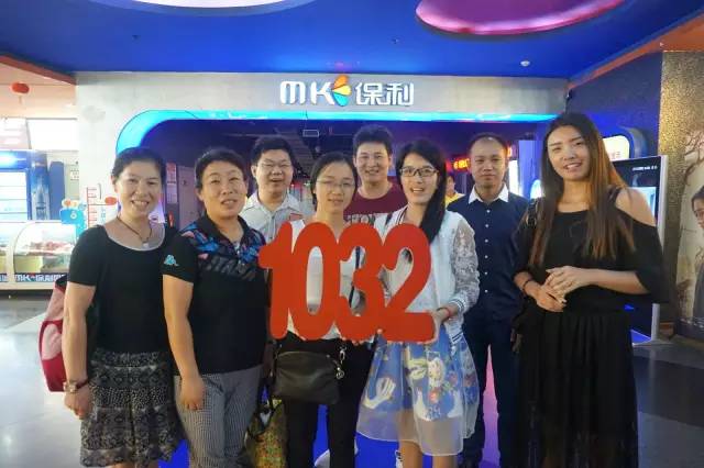 認(rèn)識(shí)的不認(rèn)識(shí)的，拍張合照就是朋友啦
