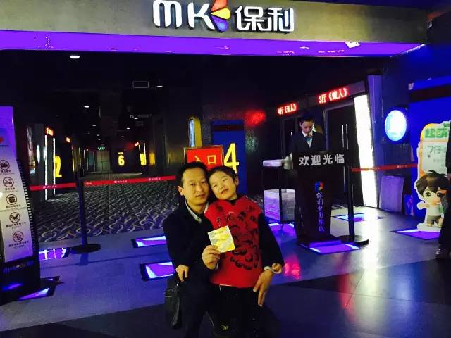 再來看兩個萌娃，表情都好有戲！