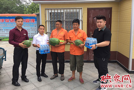 經(jīng)濟廣播工作人員和愛心企業(yè)給正在忙碌的環(huán)衛(wèi)工人、交警和協(xié)警等送去了一萬六千多斤西瓜和近百提礦泉水。
