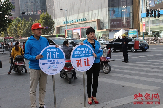 河南省文明交通形象大使、河南交通廣播主持人南方在活動(dòng)現(xiàn)場(chǎng)