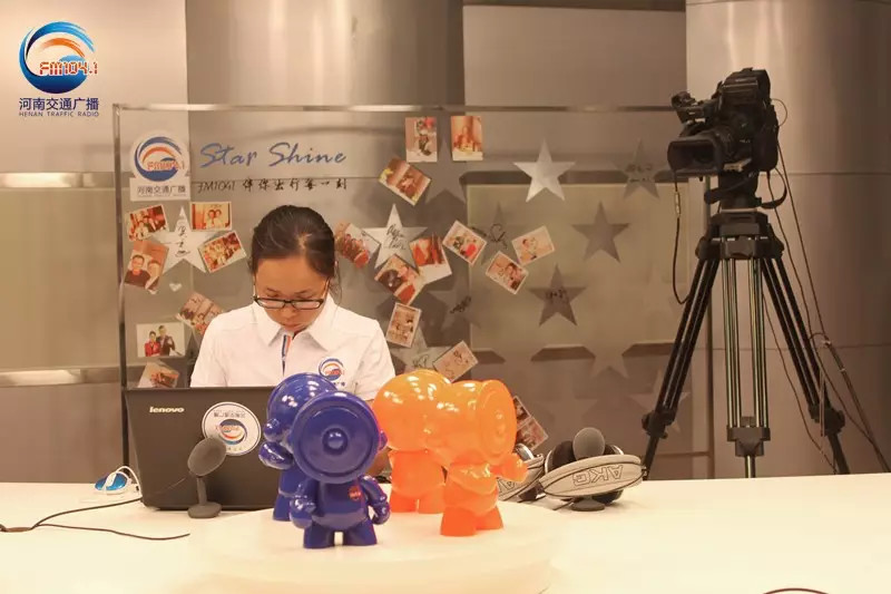 還是抽獎(jiǎng)的姑娘比較認(rèn)真！為保證抽獎(jiǎng)的公平公正，映象網(wǎng)進(jìn)行了全程視頻直播。