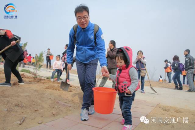 爸比爸比，你會(huì)種小樹嗎？我來教你吧~