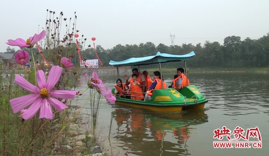 在水云間乘船游園，愜意無限