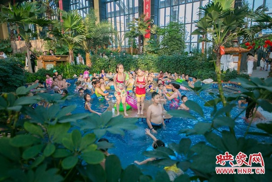 又開始過夏天的孩子們，在溫潤的泉水里放任天性。