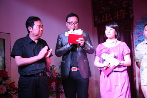中國(guó)戲劇家協(xié)會(huì)副主席、省戲劇家協(xié)會(huì)主席、《周迪有戲》節(jié)目藝術(shù)總監(jiān)李樹(shù)建（左1）為月冠軍頒獎(jiǎng)