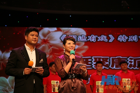 《周迪有戲》主持人周迪、鄭州電視臺(tái)文體頻道主持人劉冰（左）