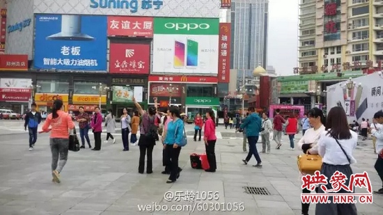 他們從四面八方匯集到二七塔下，由行走路人一下變成了一支舞蹈隊(duì)，跳起了節(jié)奏歡快、時(shí)尚動(dòng)感的舞蹈。
