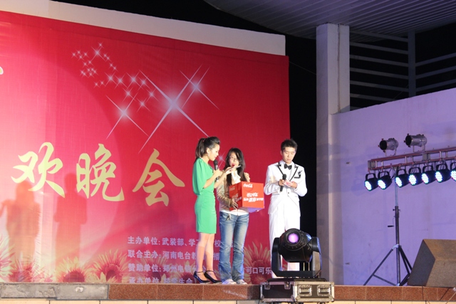 教育廣播女主播葉子現(xiàn)身晚會，全場沸騰