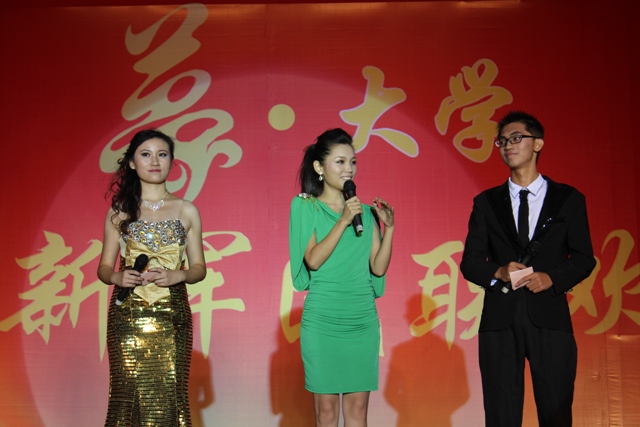教育廣播女主播葉子現(xiàn)身晚會，與學生同臺主持