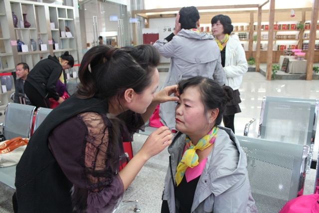 活動(dòng)開始前，教育廣播女主播幫參與活動(dòng)演出的老人化妝