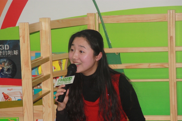 女主播“卷卷貓”親臨現(xiàn)場，繪聲繪色為孩子們講故事