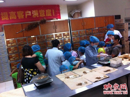 　　接下來，要進(jìn)入到有中醫(yī)“博物館”之稱的中藥房去探秘啦！藥房那些小抽屜里面裝的是什么？孩子們很好奇