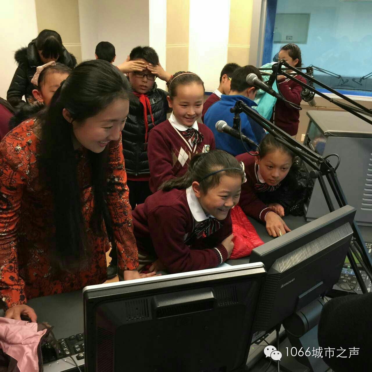 “好激動(dòng)，好激動(dòng)”！天天上學(xué)、放學(xué)都從廣播大廈經(jīng)過(guò)，今天終于進(jìn)來(lái)了！