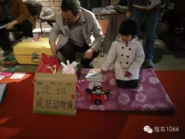 這位小老板的攤位擺的有模有樣的，不過旁邊這位酷爸怎么這么眼熟？