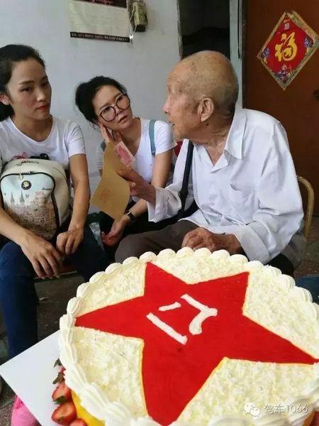 二姐們認(rèn)真聽(tīng)老兵講抗戰(zhàn)的故事，老人年事已高，記憶都是轟炸！轟炸！轟炸！
