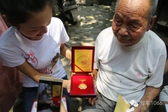 老兵聽(tīng)不到我們?cè)谡f(shuō)什么，今年98了。