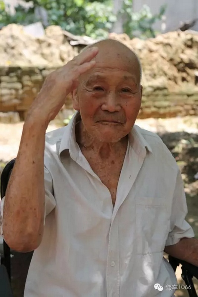 老兵身子骨不行了，九十多歲了……也許軍禮不那么標(biāo)準(zhǔn)了，但是這一幕還是感動(dòng)到了我們……