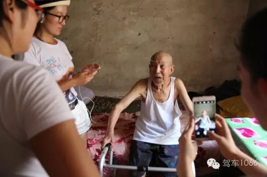 老兵老兵，你的勛章呢，國(guó)家給你的那個(gè)？