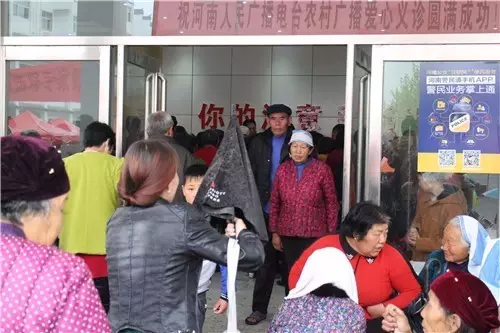 現(xiàn)場真是的人山人海，只能用太火爆三個(gè)字形容了！