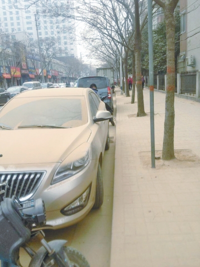 馬路灰頭土臉，停在路邊的車也蒙塵。