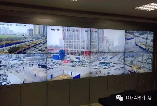 通過監(jiān)控人員操控“電子眼”調整焦距，可以看到整個工地全景