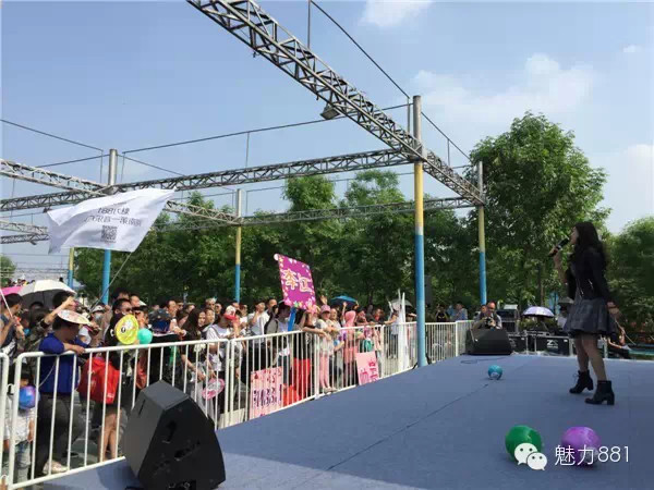 輕輕躍起、優(yōu)美身段，新聞小姐李江