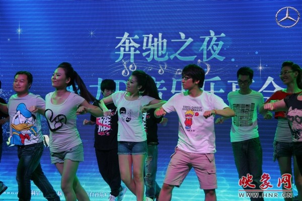 熱情洋溢的開(kāi)場(chǎng)舞，DJ們?nèi)硇耐度? complete=