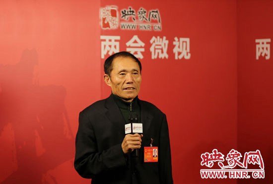 3月4日，全國人大代表、濮陽縣西辛莊村支部書記李連成在映象網(wǎng)全國兩會北京演播室做客《兩會微視》訪談。