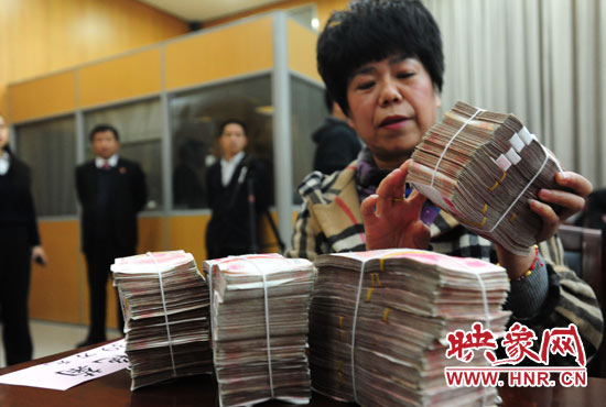 當天共發(fā)放執(zhí)行款4110萬元。其中，支票4018萬元，現金92萬元。