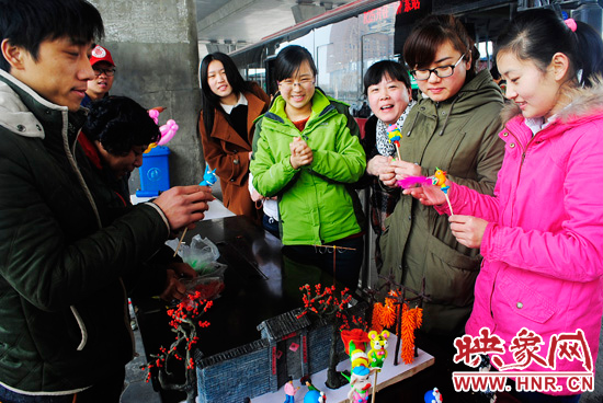 慶祝“三八婦女節(jié)” 鄭州B1路司機(jī)為女車長(zhǎng)免費(fèi)捏面人