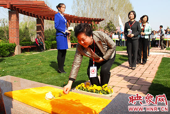 河南省紅十字會(huì)黨組書記、常務(wù)副會(huì)長趙國新敬獻(xiàn)鮮花