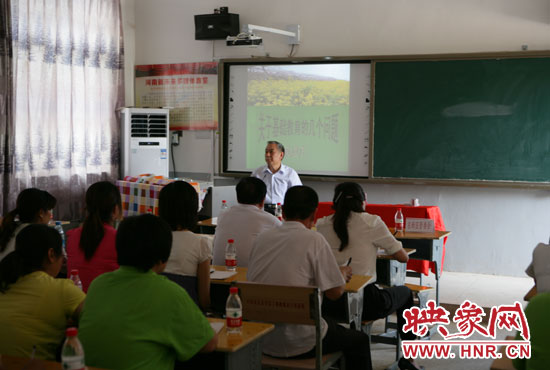 40余名教師認(rèn)真聆聽(tīng)講座。