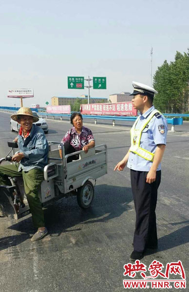 為抄近道走親戚，開封老漢騎電動(dòng)三輪車上高速。