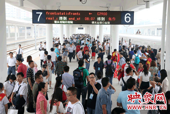 自6月25日鄭焦城際鐵路開通以來，客流量遠(yuǎn)遠(yuǎn)超出預(yù)期。