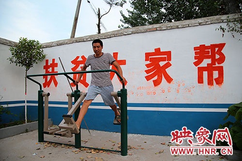 張國(guó)敬堅(jiān)持在村中的文化廣場(chǎng)上做著恢復(fù)性鍛煉。