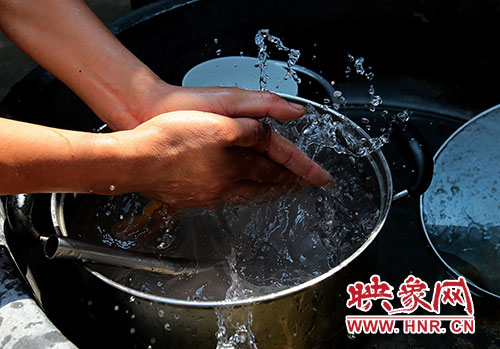 洗碗洗菜對(duì)于雙眼失明的張國(guó)敬來(lái)說(shuō)，需要比常人花上更多的時(shí)間。