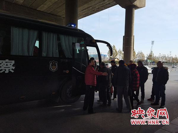 警方調(diào)來車輛，將超載人員轉(zhuǎn)運走