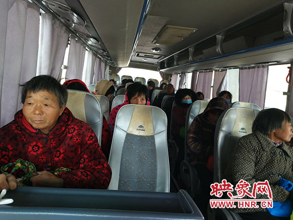 警方調(diào)來車輛，將超載人員轉(zhuǎn)運走