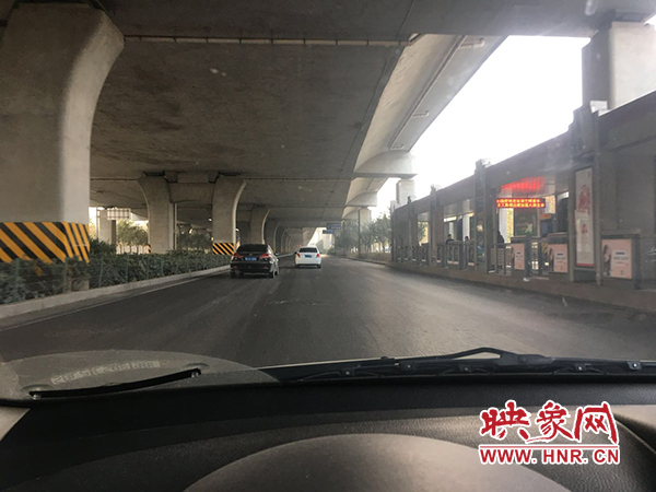 限行首日，三環(huán)橋上橋下，車輛不多，交通狀況良好。