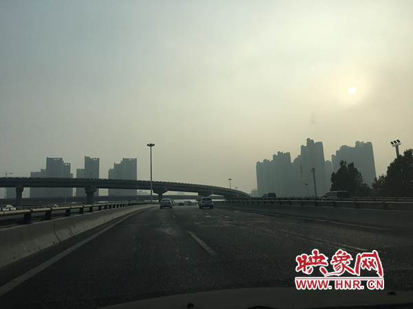 限行首日，三環(huán)橋上橋下，車輛不多，交通狀況良好。