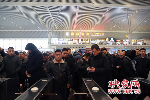 昨日因全國大面積降雪導途經(jīng)鄭州東站部分高鐵晚點停運